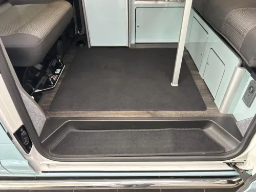 Photo 4 of 2024 74 REG VW T6.1 HIGHLINE 150PS 6SP MANUAL TAILGATE – LED LIGHTS, REAR CAMERA, HEATED SEATS – CANDY WHITE/STONE BLUE